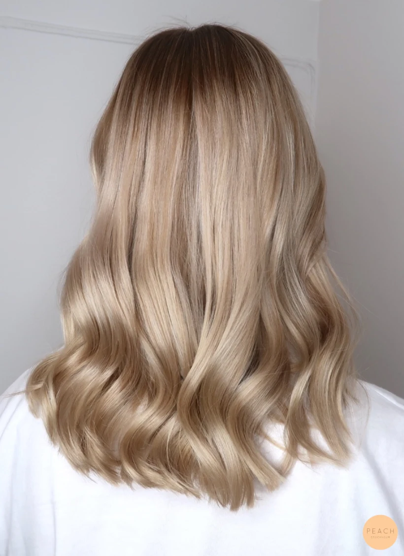 Rakklippt beige blond med mjuka slingor