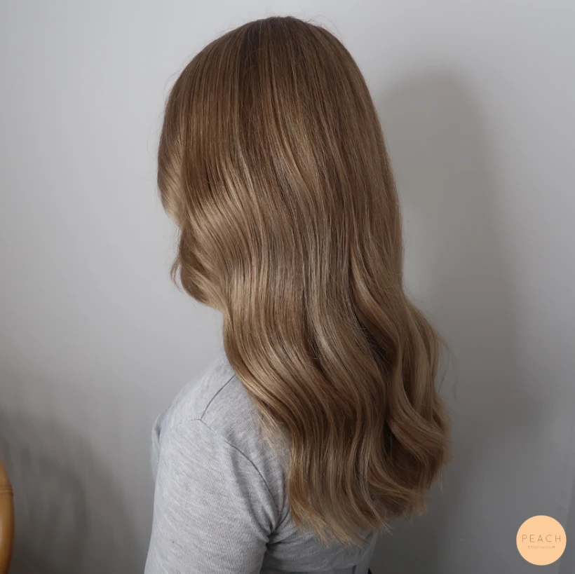 Lowlights i blont hår med koppriga toner