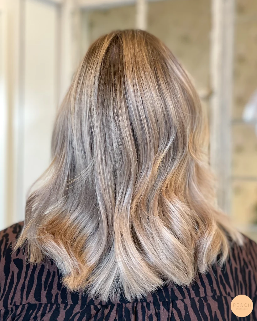 Kall blond hårfärg – salongsresultat av Javiera Hernandez, 18 november 2022