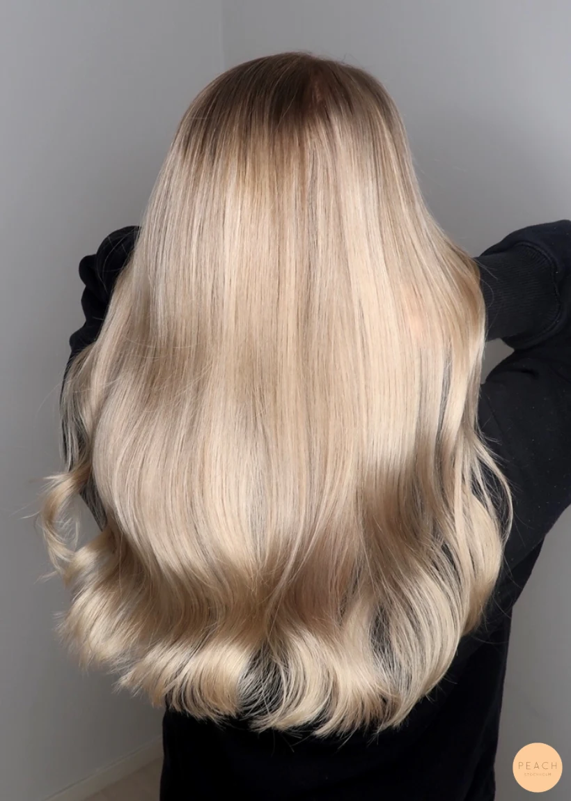 Blonda slingor med balayageteknik