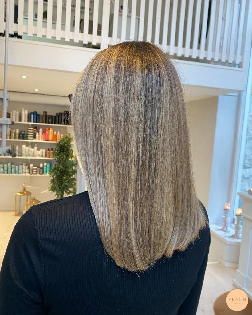 Beige blond med ljusa slingor och mjuk root shadow