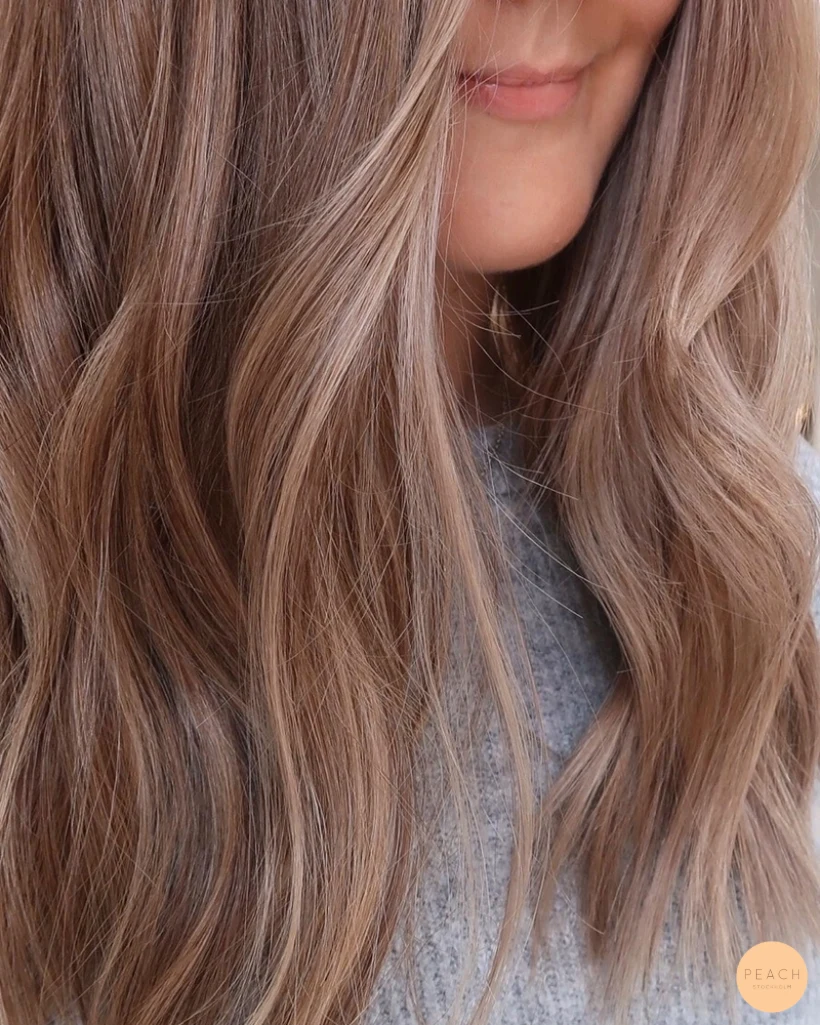 Lowlights i blont hår med mjuk root shadow