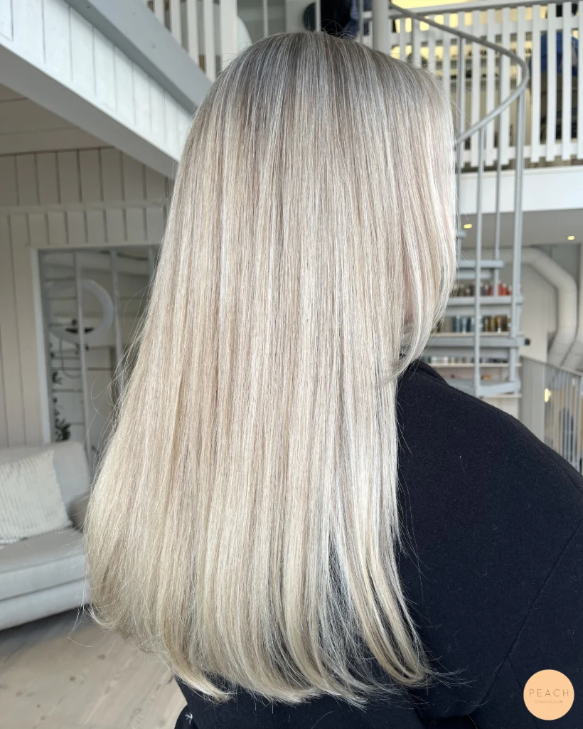 Light blonde hair med ljusa slingor