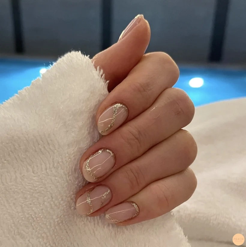 Naturella naglar med glitter swirls