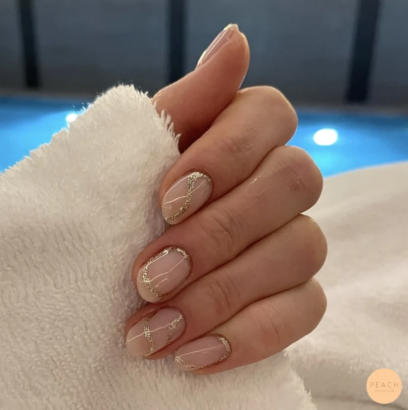 Naturella naglar med glitter swirls