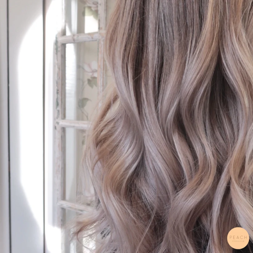 Lyxig blond balayage med highlights och lowlights