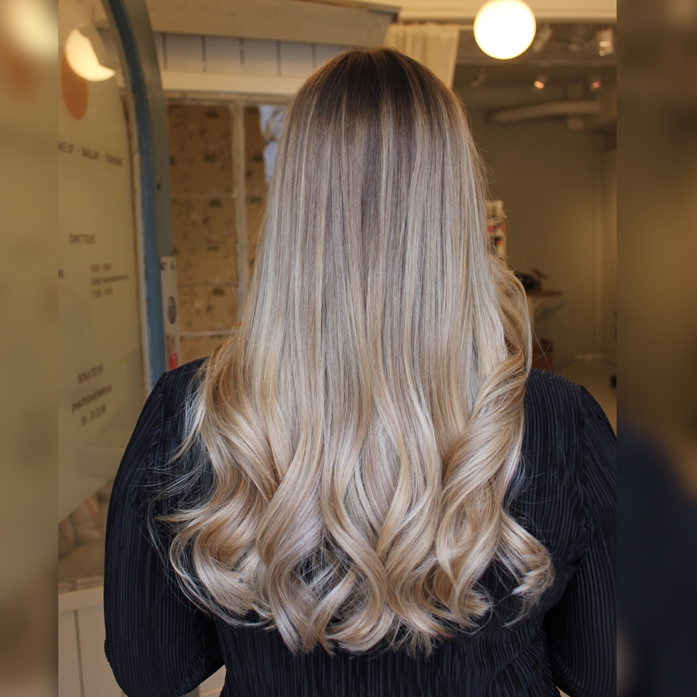 Beige blonde /nude hårfärg med highlights