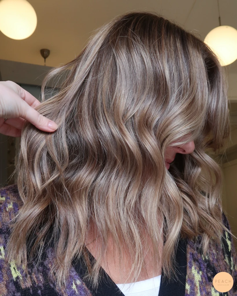 Beige blond hårfärg med ljusa slingor och krämig ton