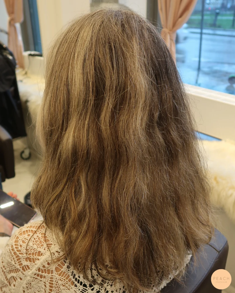 Blonda slingor med toner av Ask