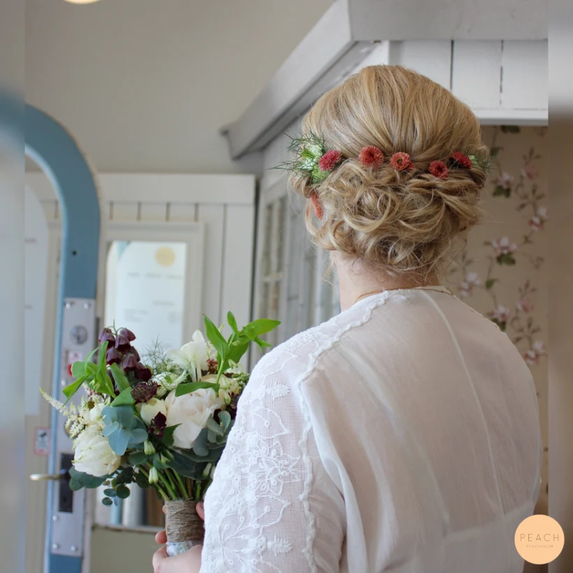 Uppsättning med blommor och bröllopslook
