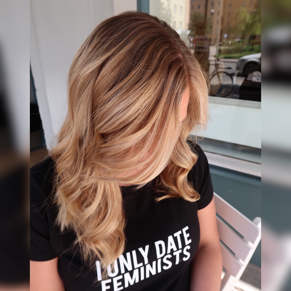 Beigeblond hårfärg med toner av havre