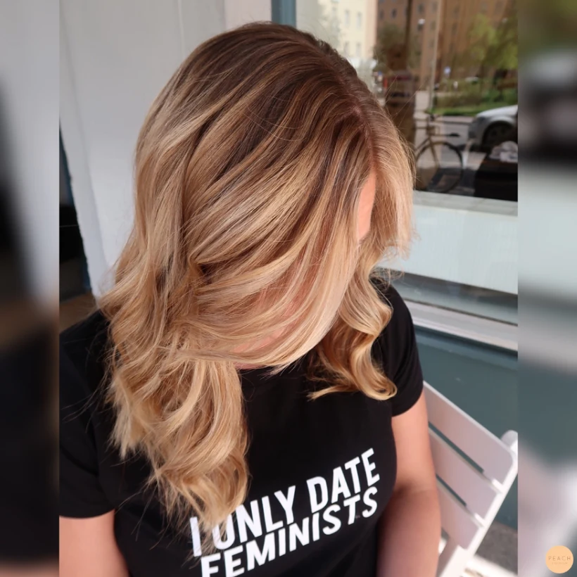 Beigeblond hårfärg med toner av havre