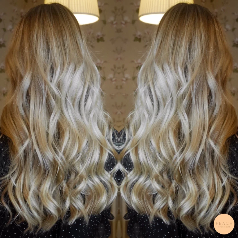 Blond balayage med mjuk utväxt och gyllene skiftningar