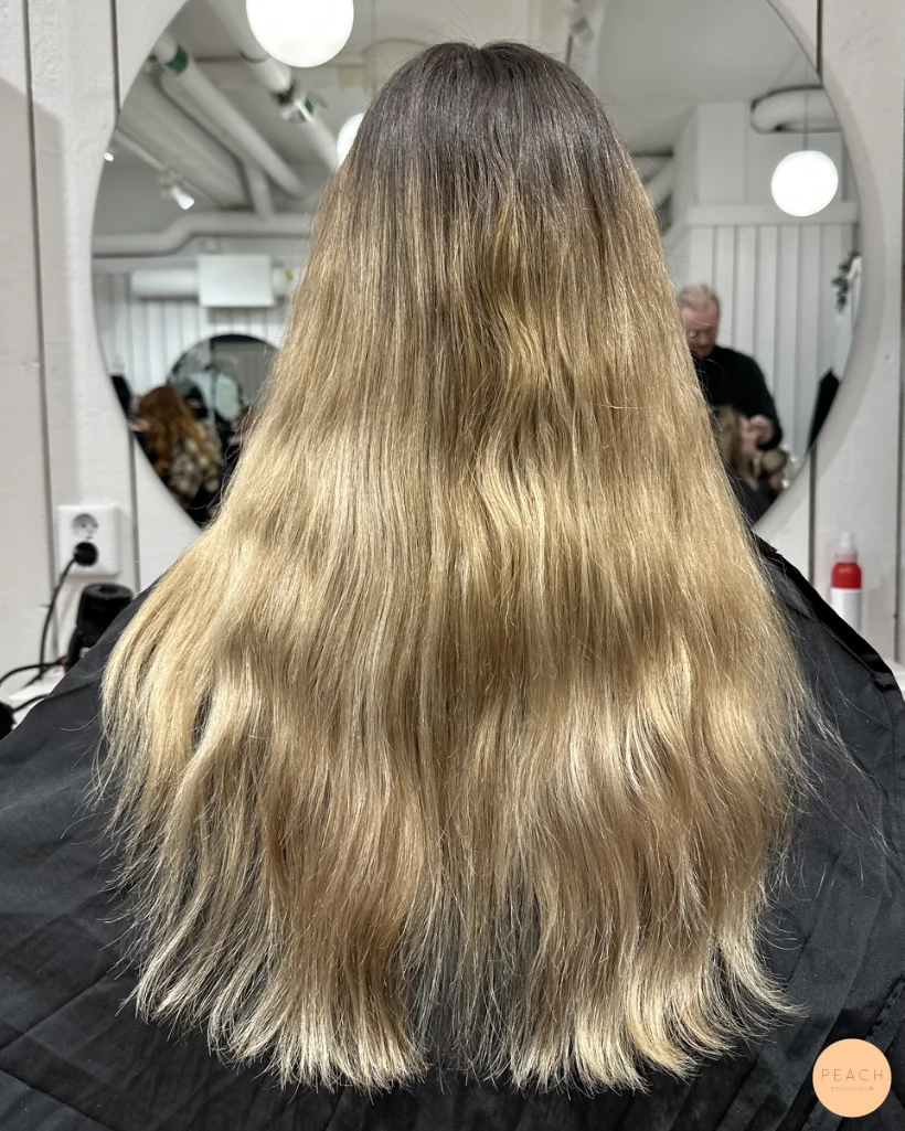 Beige hårfärg med mjuk utväxt