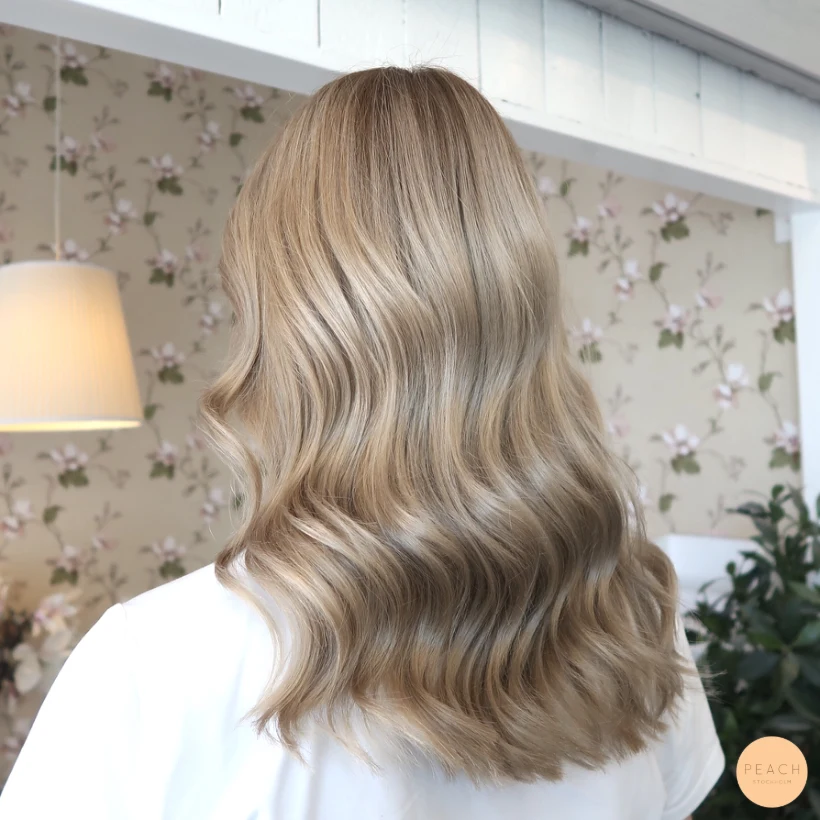 Beige blont hår med mjuk root shadow