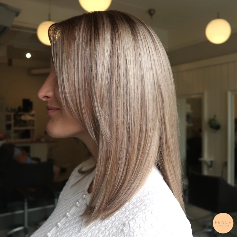 Kall beige blond hårfärg med lowlights.
