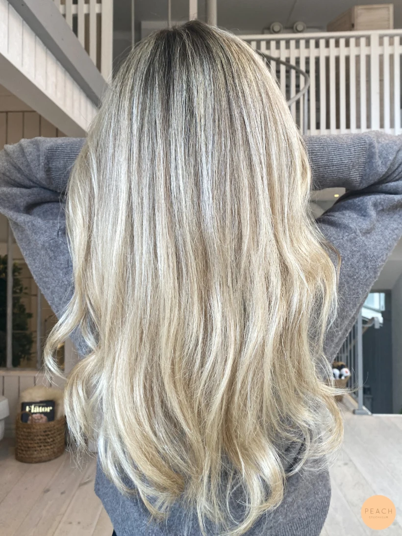 Kall blond med mjuk root shadow