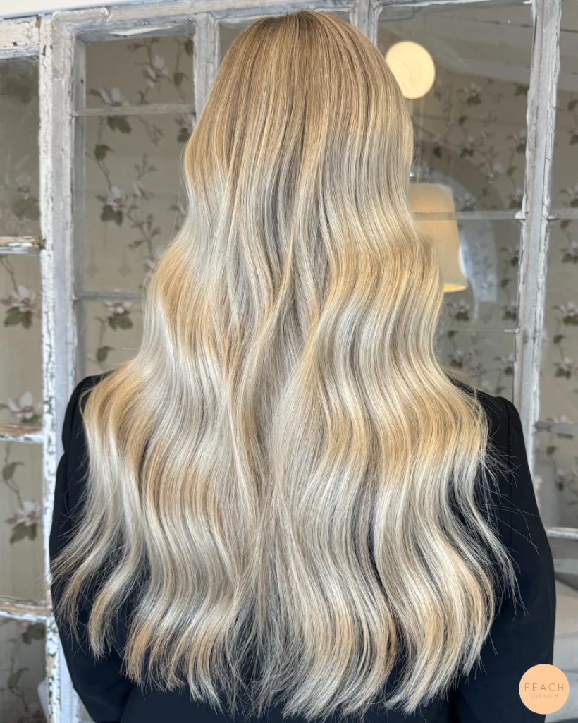 Ljusblond hårfärg med mjuk root shadow