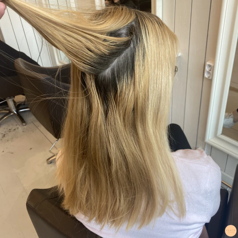 Makeover med många ljusa och mörka slingor