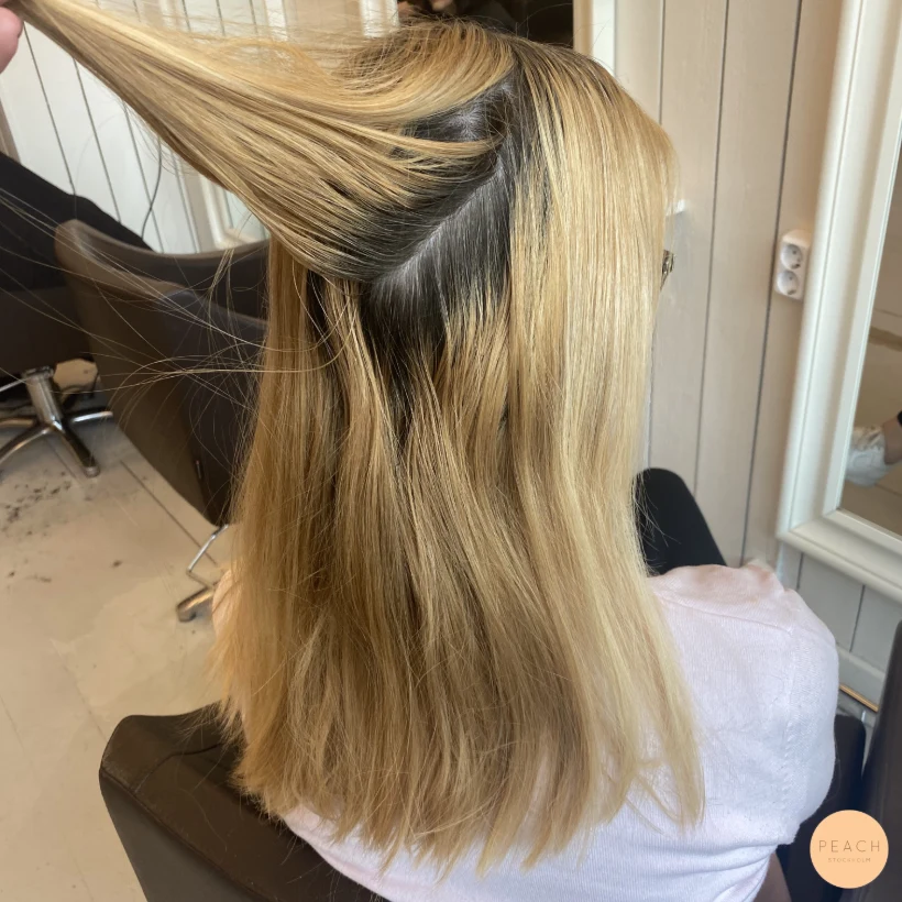 Makeover med många ljusa och mörka slingor
