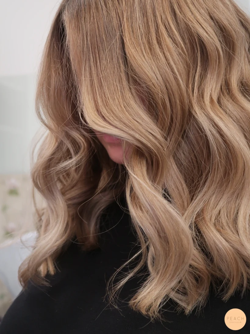Blond hårfärg med olika nyanser och mjuka lowlights