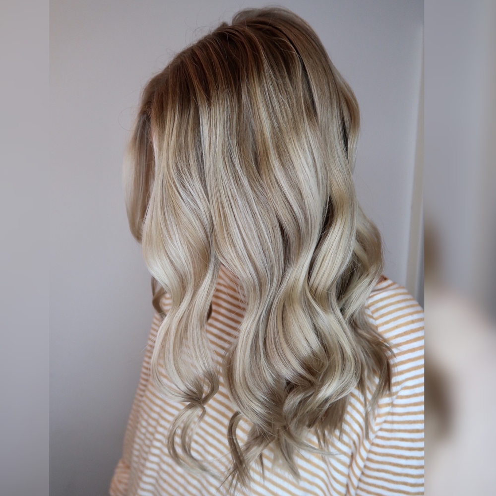 Kall beigeblond hårfärg med slingor och lockar