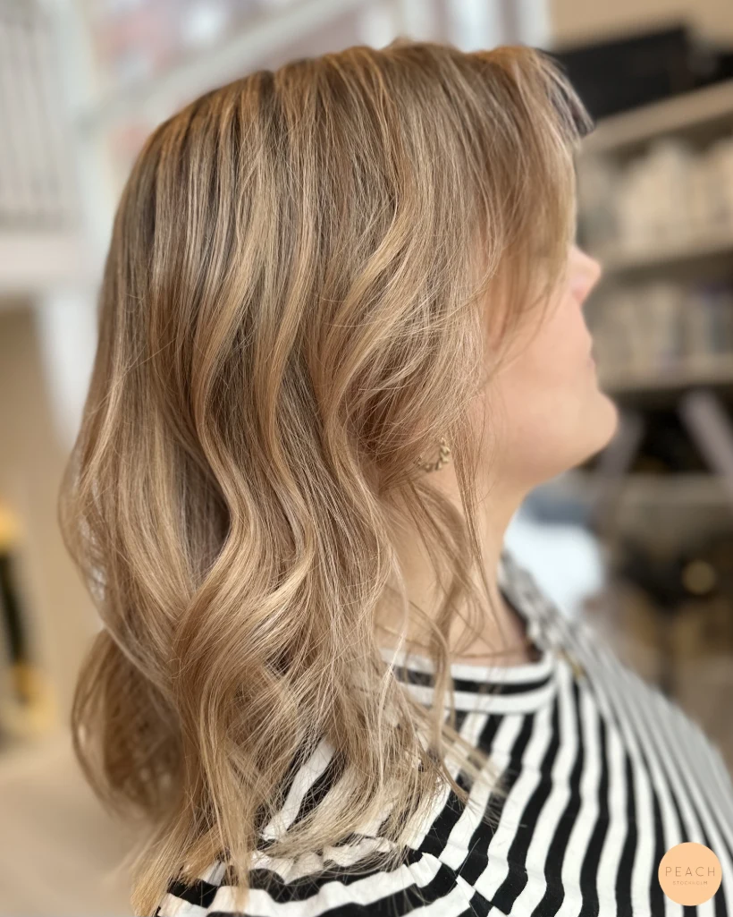 Varm beige hårfärg med ljusa slingor