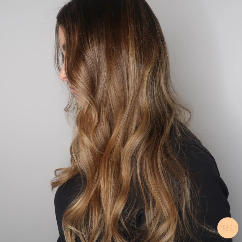 Brun balayage caramel med ljusa slingor