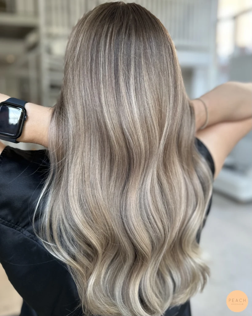 Beige blonde med mjuka lowlights