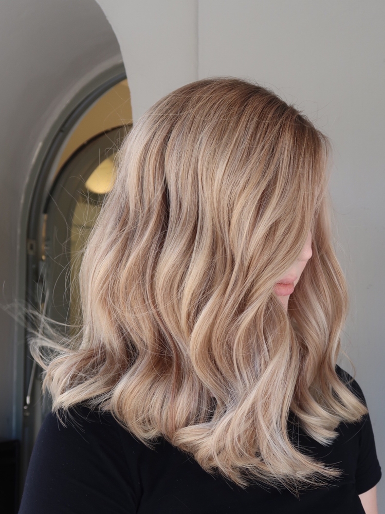 Ljusa slingor med lowlights och root shadow