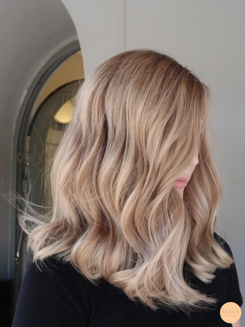 Ljusa slingor med lowlights och root shadow