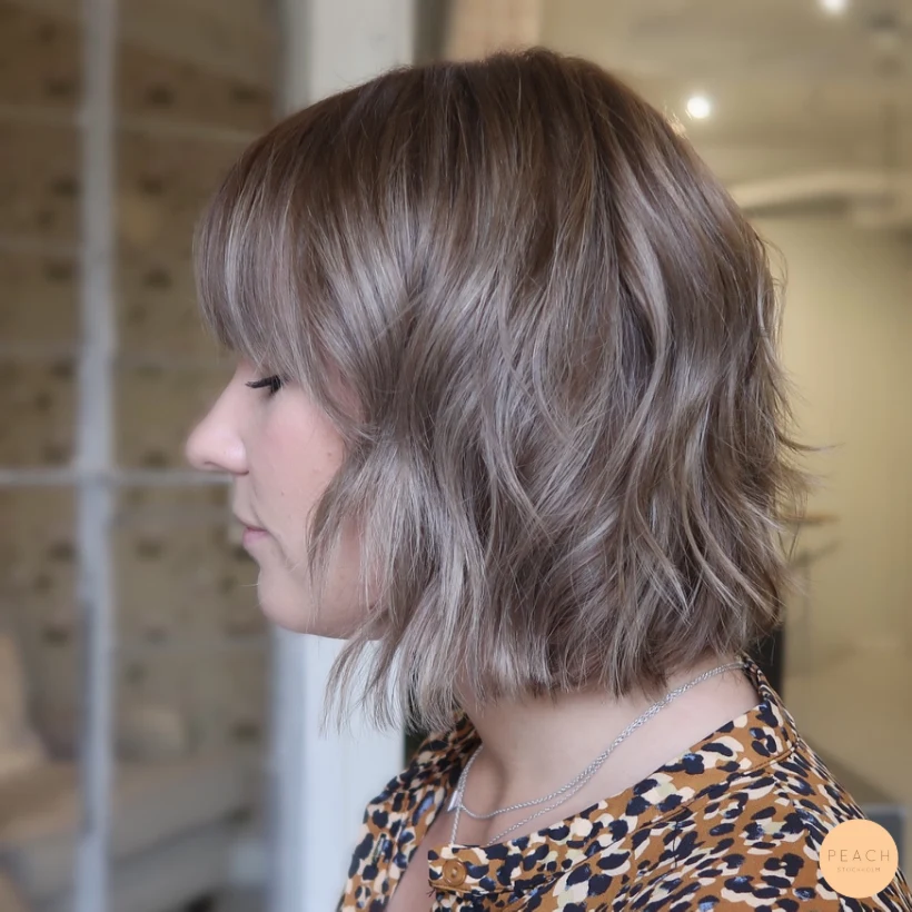 Bronde hårfärg och kort lob klippning