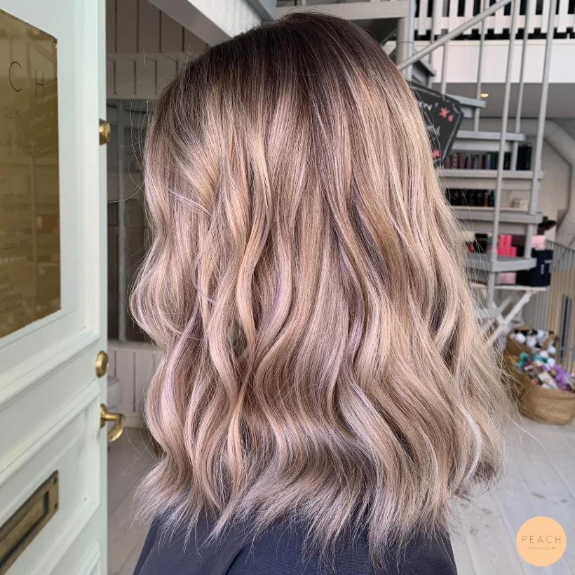 Kall blond balayage med mjuka lowlights