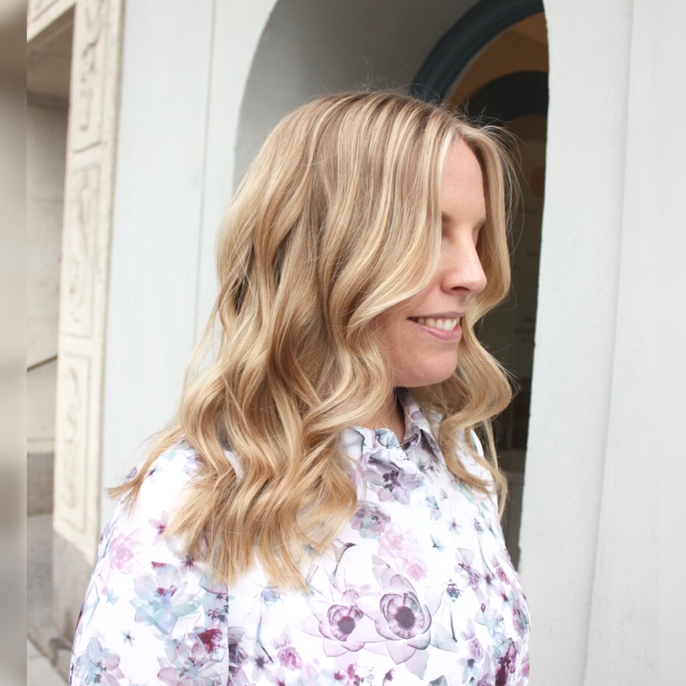 Beige blond hårfärg med slingor