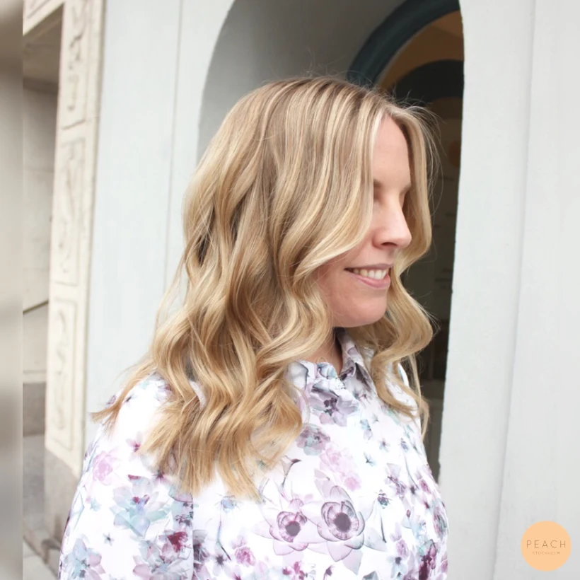 Beige blond hårfärg med slingor och beige toner