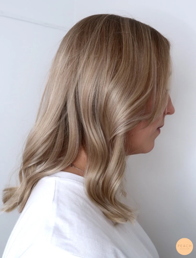 Rakklippt beige blond med mjuka slingor