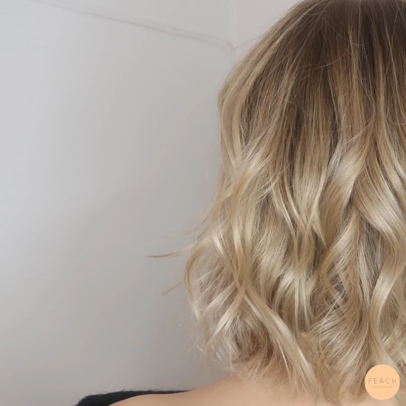 Beigeblond balayage på kort lob