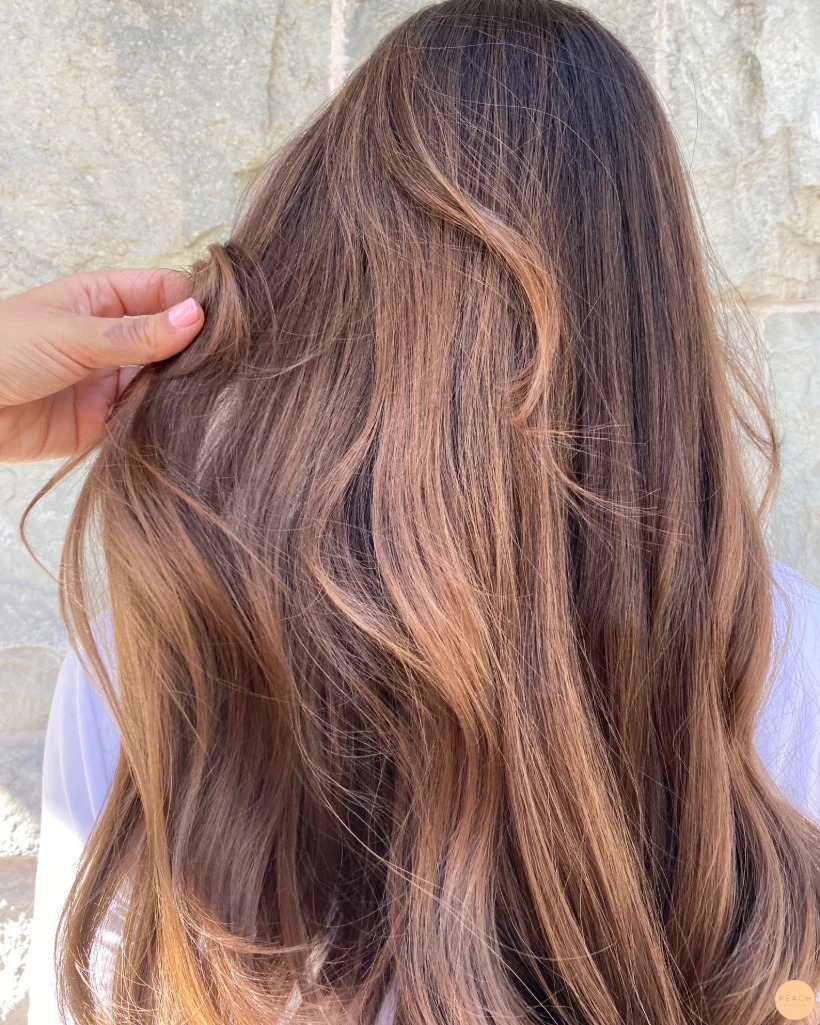 Balayage brunt hår med ljusa slingor