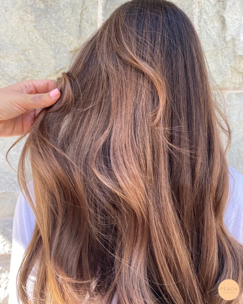Balayage brunt hår med ljusa slingor