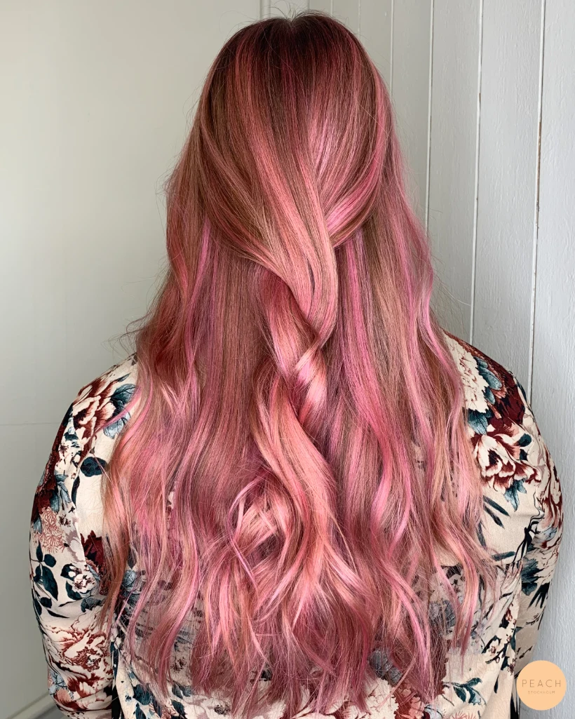 Rosa hårfärg med slingor och rosa toner