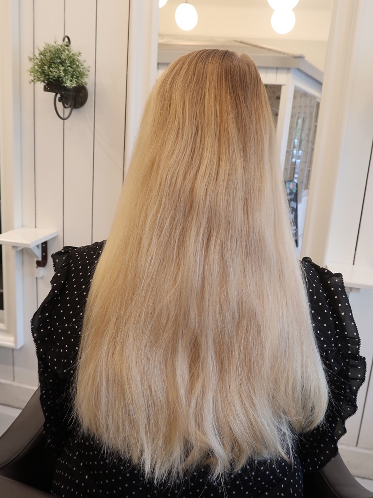 Blont slingat hår kall