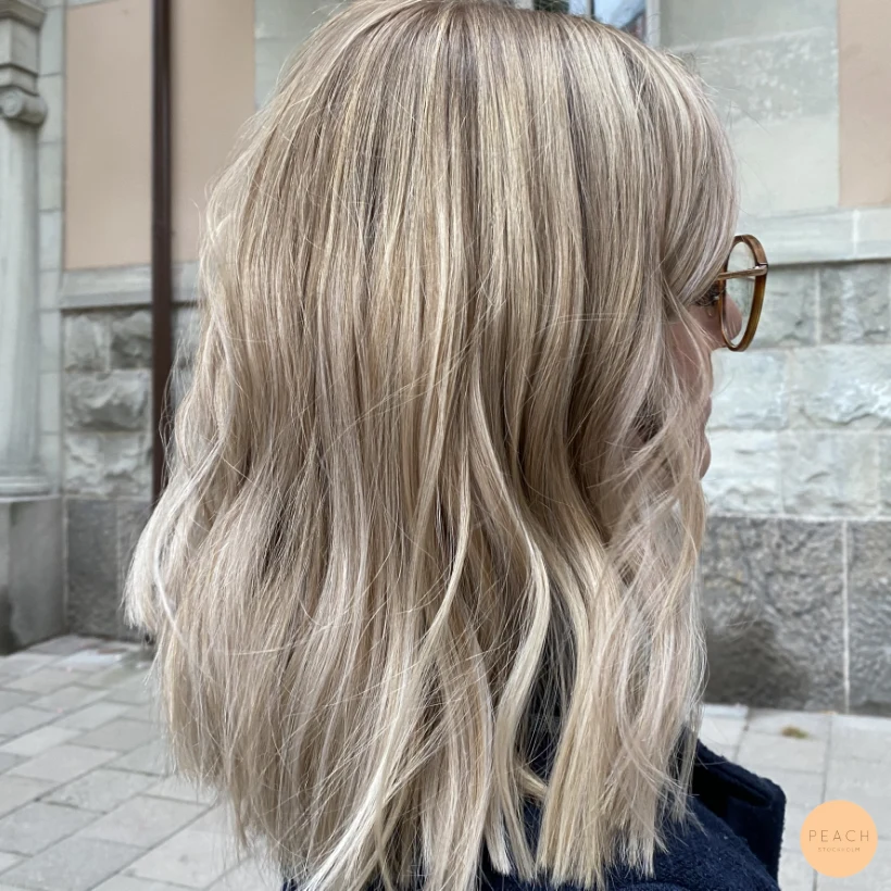 Kall beige blond med mörka slingor
