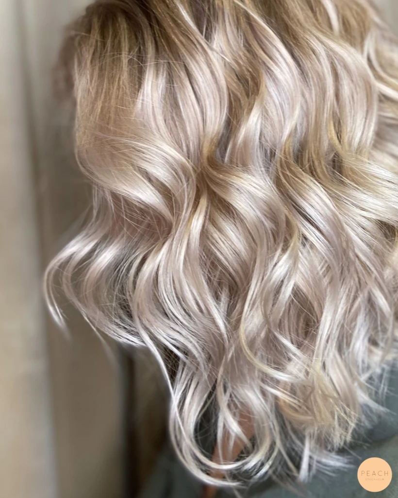 Kall blond hårfärg med ljus face frame