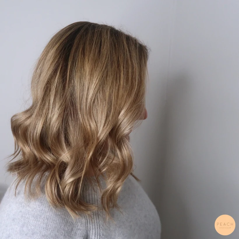 Beige blond nyansering med mjuka vågor