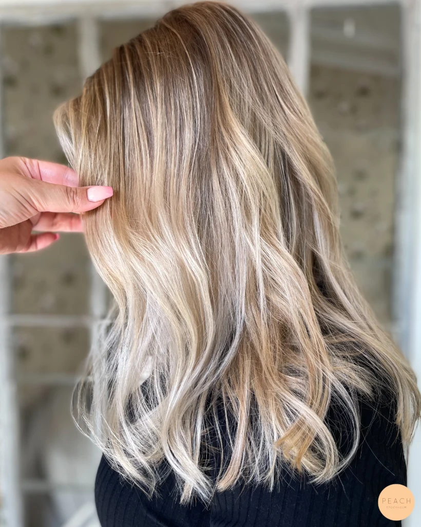 Balayage med ljusa slingor – salongsresultat av Hanna Ekstrand, 29 juni 2023