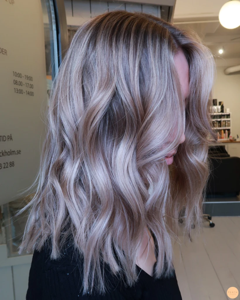 Beige blond hårfärg med ljusa slingor