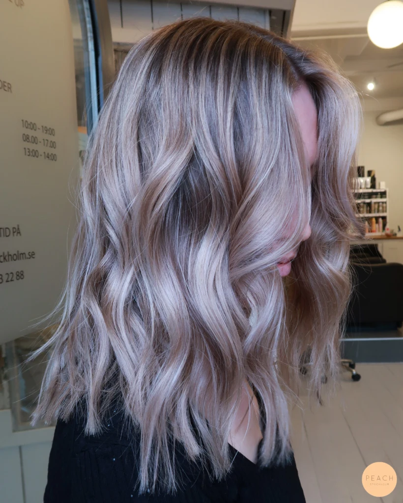 Beige blond hårfärg med ljusa slingor och sval nyansering