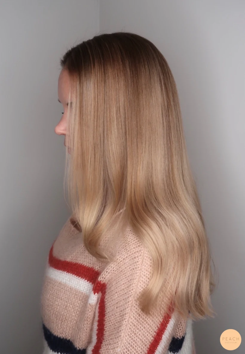 Soft blond balayage med mjuka lowlights