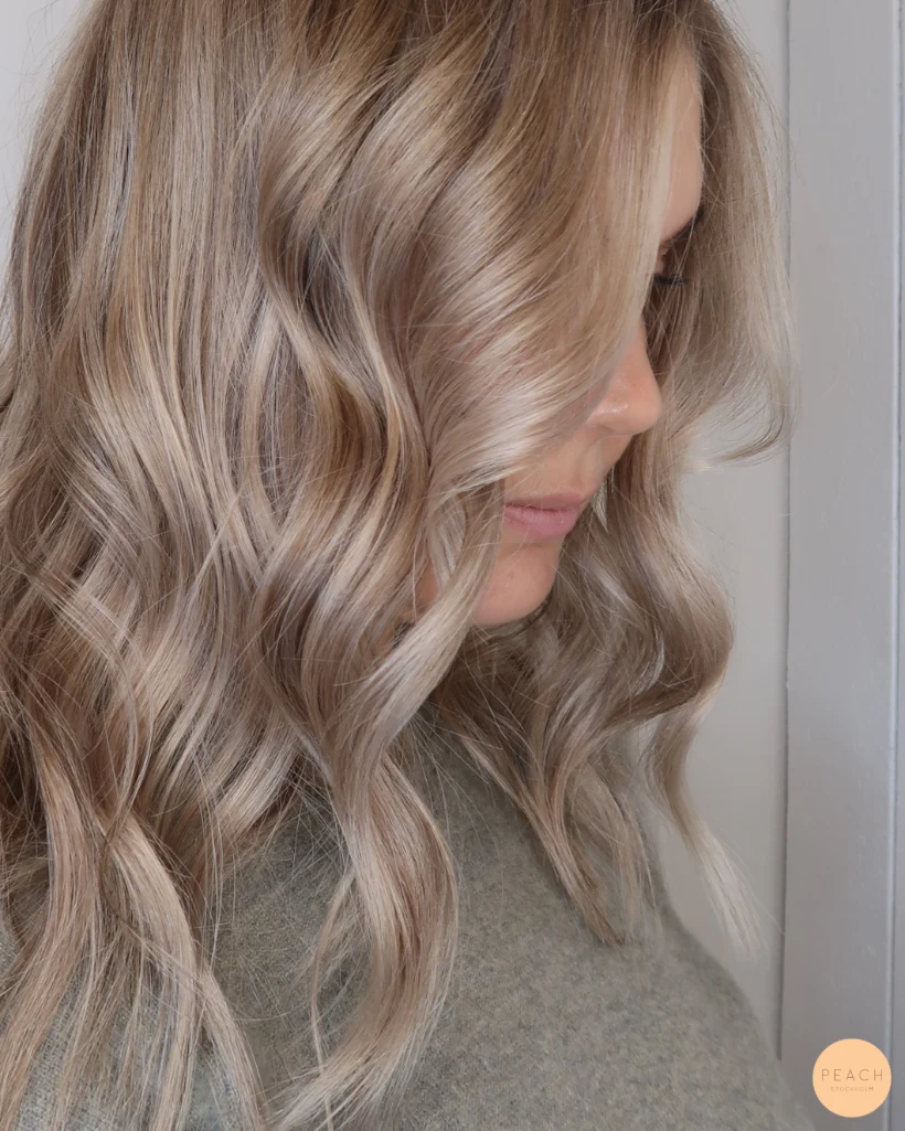 Beige blond hårfärg med mörka och ljusa slingor