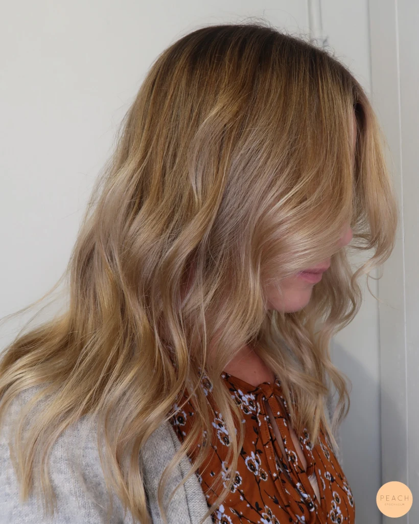 Guldblond hårfärg med balayage